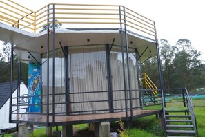 Suíte estúdio família, sacada, vista para o jardim | Fachada