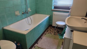 Haartrockner, Handtücher, Seife, Toilettenpapier