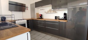 Private kitchen - La Villa du Manoir : Open spaces with views of Mont Saint-Michel (Beauvoir)