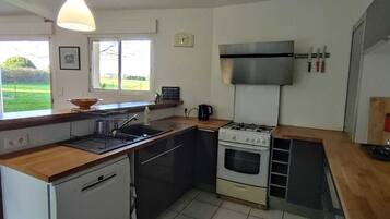 Four, plaque de cuisson, lave-vaisselle, cafetière/bouilloire