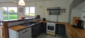 Four, plaque de cuisson, lave-vaisselle, cafetière/bouilloire
