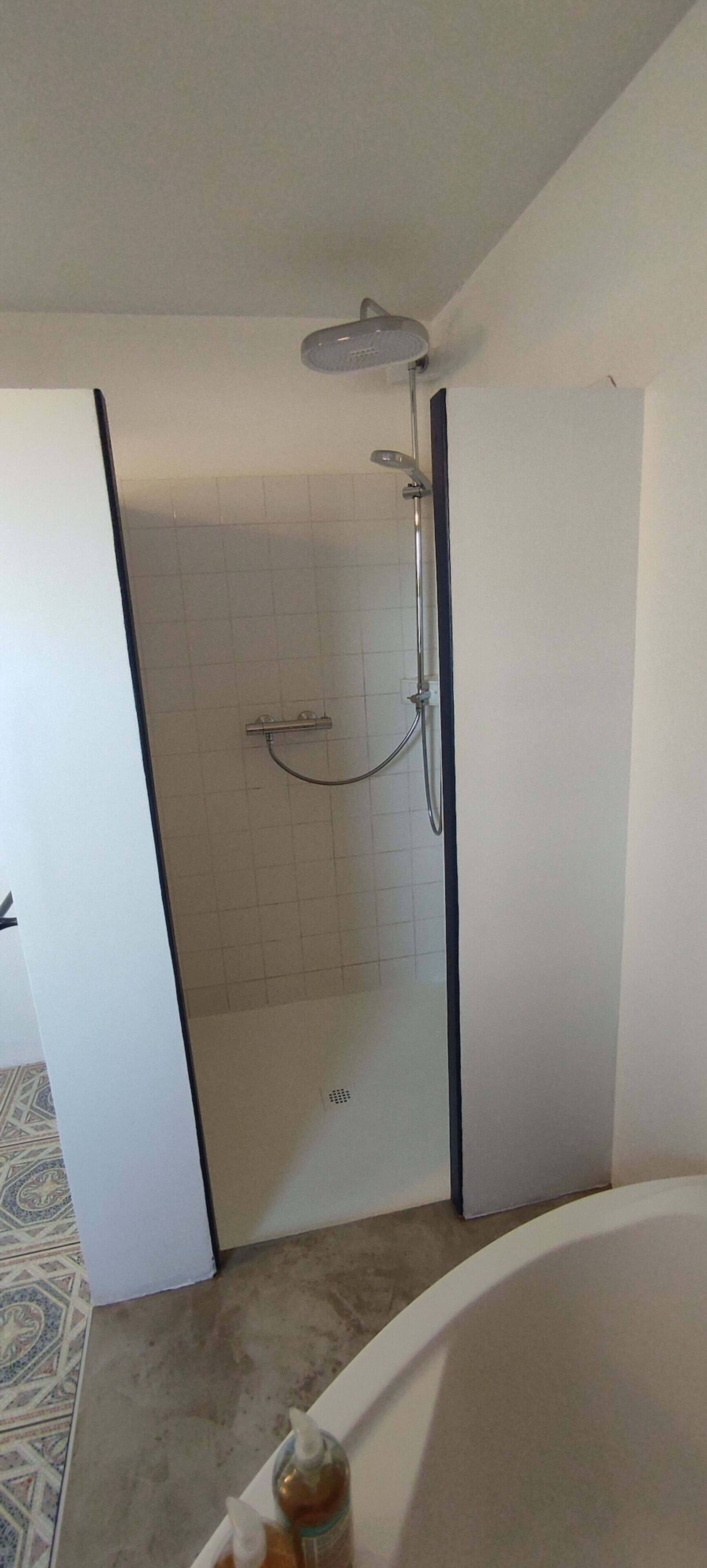 Kylpyhuone, jossa on suihku, kylpyamme ja wc.