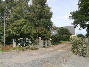 Property grounds - La Villa du Manoir : Open spaces with views of Mont Saint-Michel (Beauvoir)