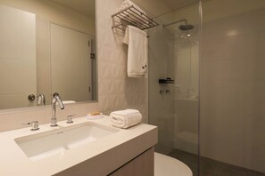 Shower, hair dryer, towels, shampoo - w* | Engaging 2BR Retreat w/ Balcony in Miraflores (Miraflores)