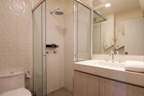 Douche, sèche-cheveux, serviettes fournies, shampoing