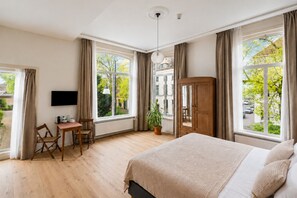 Habitación de luna de miel doble | Escritorio, espacio para trabajar con un portátil, cunas (de pago)