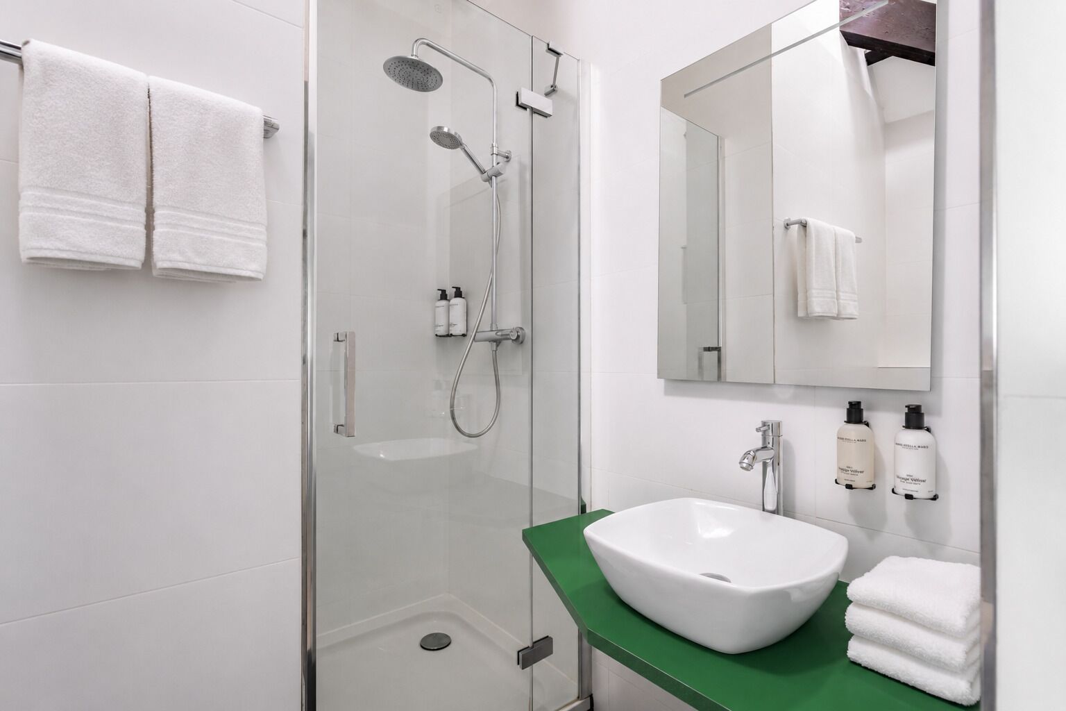 Quarto casal conforto | Banheiro | Toalhas de banho, sabonete, shampoo, papel higiênico
