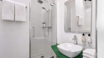 Quarto casal conforto | Banheiro | Toalhas de banho, sabonete, shampoo, papel higiênico