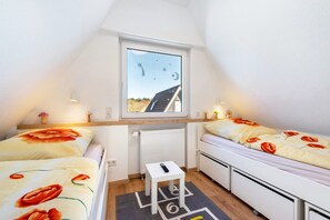 2 bedrooms, iron/ironing board, WiFi - Freddy’s Beach House – Close to the Beach, Beach Chair, Family-Friendly, Terrace, Garden (Cuxhaven)