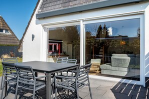 Outdoor dining - Freddy’s Beach House – Close to the Beach, Beach Chair, Family-Friendly, Terrace, Garden (Cuxhaven)
