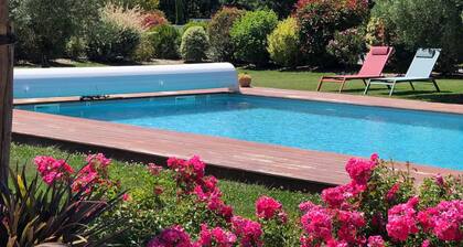 Bed and Breakfast 'Chambre Double Coquelicot' with Shared Terrace, Shared Garden and Wi-Fi