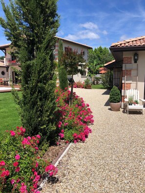 Property grounds - Bed and Breakfast 'Chambre Double Coquelicot' with Shared Terrace, Shared Garden and Wi-Fi (Parentis-en-Born)