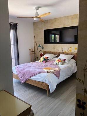 Room - Bed and Breakfast 'Chambre Double Coquelicot' with Shared Terrace, Shared Garden and Wi-Fi (Parentis-en-Born)