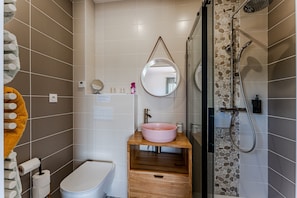 Shower, hair dryer, towels - Double Room 'Coquelicot' with Saltwater Pool, Shared Terrace & Garden (Parentis-en-Born)