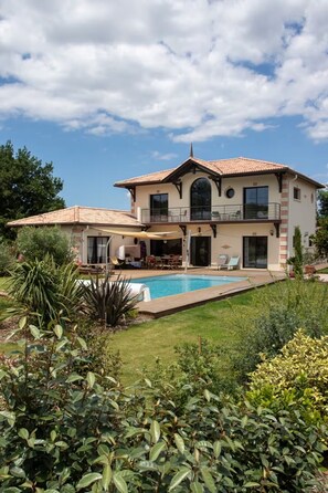 Exterior - Bed and Breakfast 'Chambre Double Coquelicot' with Shared Terrace, Shared Garden and Wi-Fi (Parentis-en-Born)