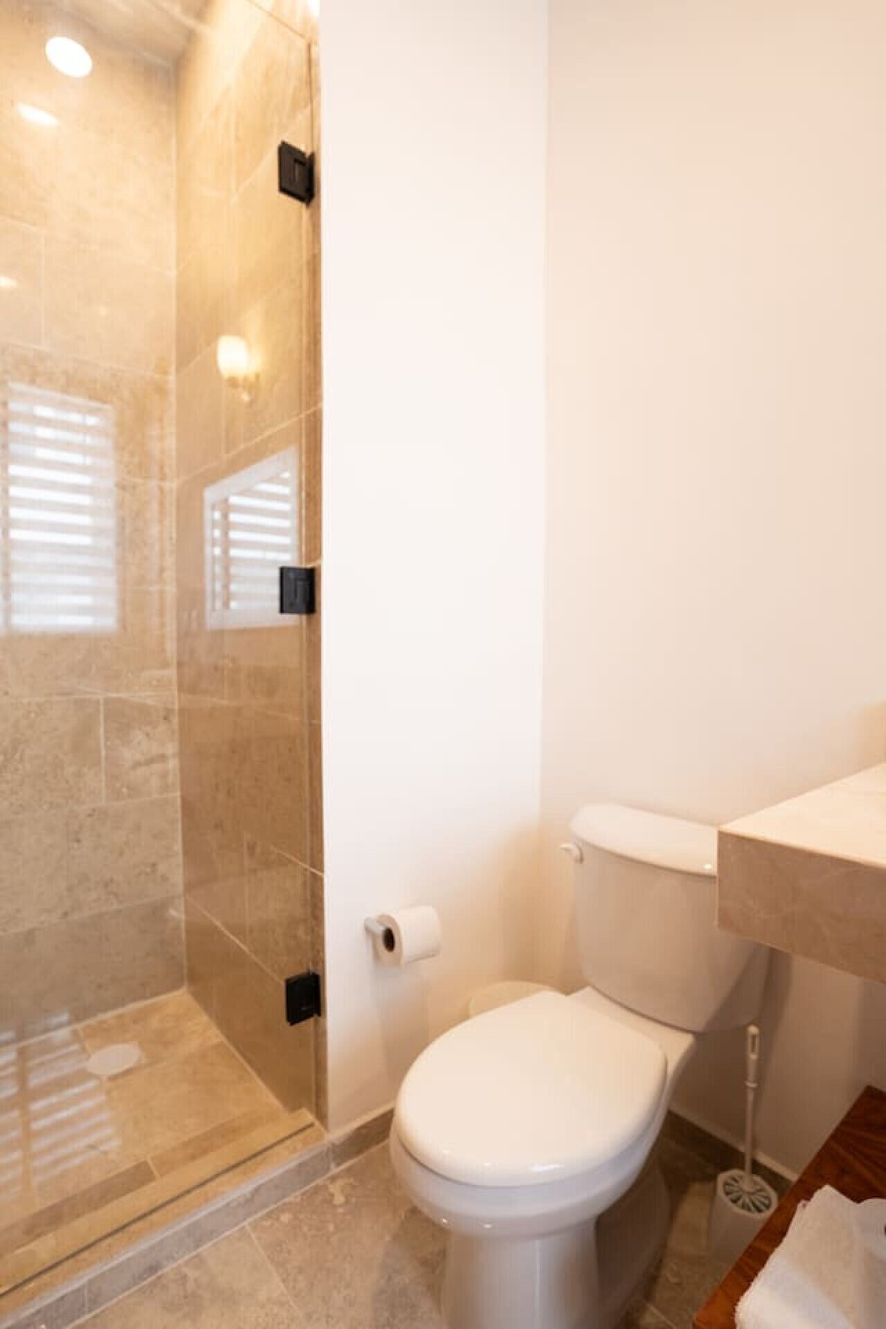 Une salle de bain comprenant des toilettes, un espace douche et un lavabo.