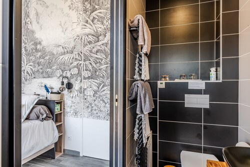 Guest Room 'Double Parrots' – Saltwater Pool – Terrace – Shared Garden
