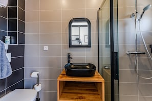 Shower, hair dryer, towels - Guest Room 'Double Parrots' – Saltwater Pool – Terrace – Shared Garden (Parentis-en-Born)