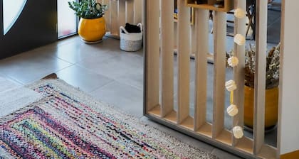 Bed & Breakfast „Chambre Double Perroquets“ mit gemeinsamer Terrasse, Garten und WLAN