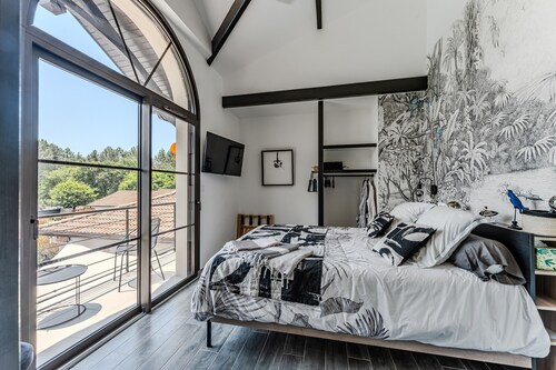 Guest Room 'Double Parrots' – Saltwater Pool – Terrace – Shared Garden