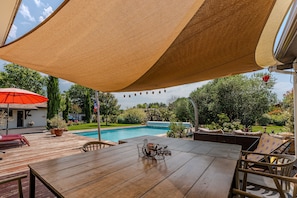 Outdoor dining - Guest Room 'Double Parrots' – Saltwater Pool – Terrace – Shared Garden (Parentis-en-Born)