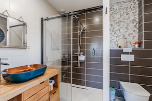 Shower, hair dryer, towels - Suite Papillons Guest Room – Saltwater Pool, Terrace & Shared Garden (Parentis-en-Born)