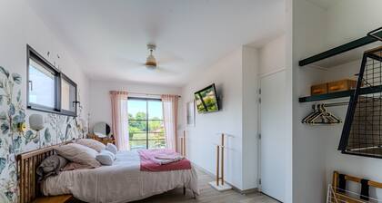 Gästezimmer „Suite Papillons – Pool“ mit Salzwasserpool, Terrasse und gemeinsamem Garten