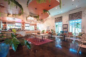 콘도, 침대(여러 개), 발코니, 시내 전망 (Cozy Retreat in the) | 바(숙박 시설 내)