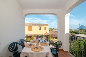 Outdoor dining - Two-Room Apartment "Le Ginestre" (Vaccileddi)