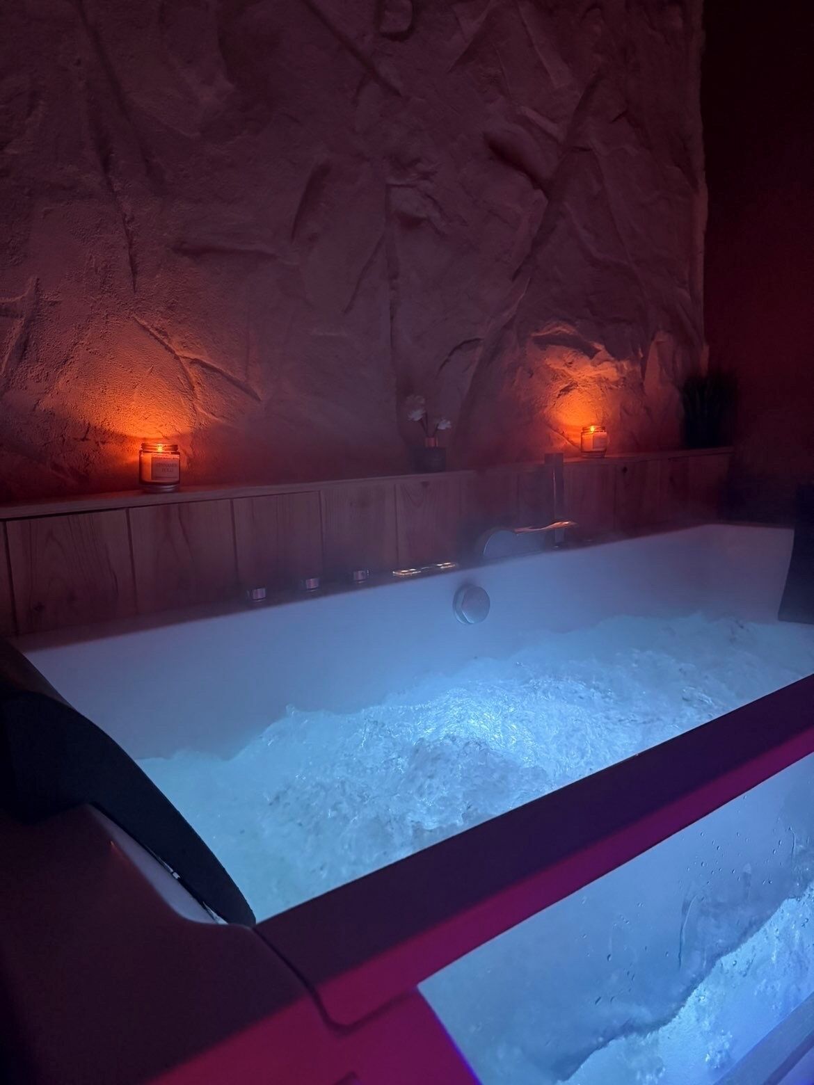 Baignoire à jets, serviettes fournies, savon, papier toilette