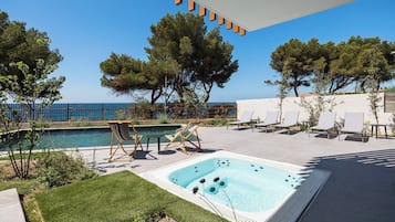 Tina de hidromasaje al aire libre