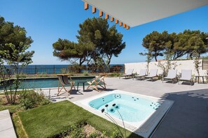 Outdoor spa tub - La Corniche Bleue (Sausset-les-Pins)