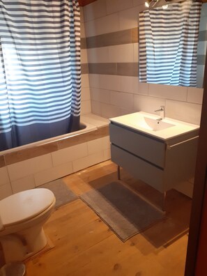 Dusche, Haartrockner, Handtücher