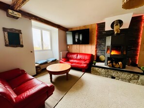 Una televisión, una chimenea