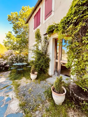 Outdoor dining - Gite at Domaine du Mas Bresson: Authentic Cévennes Retreat in Nature (Dourbies)