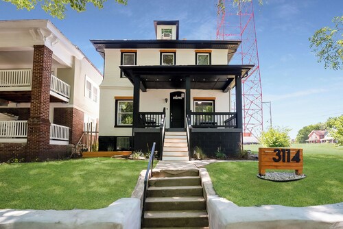 20 minute walk to FIFA Fan-Festival! 8-bedroom house in Kansas City!