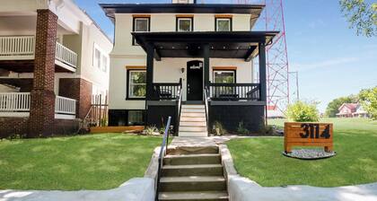 20 minute walk to FIFA Fan-Festival! 8-bedroom house in Kansas City!