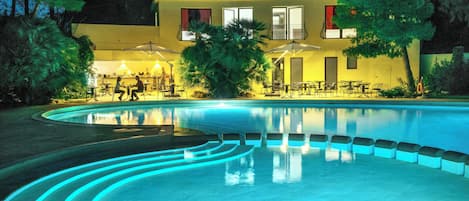 Piscine extérieure (ouverte en saison), parasols de plage
