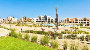 Un complexe hôtelier comprenant plusieurs bâtiments, des piscines extérieures et des jardins aménagés.