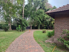 Property grounds - Fifth house in City Bell 300 mts gastronomic pole and 40min from the obelisk. (City Bell)