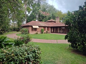 Exterior - Fifth house in City Bell 300 mts gastronomic pole and 40min from the obelisk. (City Bell)