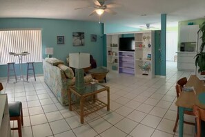 Smart TV, DVD player, books - Starfish Studio: Walk to Beach (Flagler Beach)