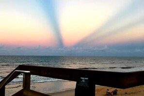 Sun-loungers, beach towels - Starfish Studio: Walk to Beach (Flagler Beach)