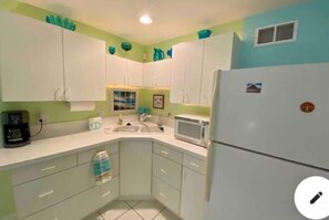 Fridge, microwave, coffee/tea maker, electric kettle - Starfish Studio: Walk to Beach (Flagler Beach)