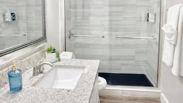 Handtücher, Seife, Shampoo, Toilettenpapier