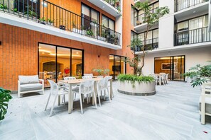 Outdoor dining - Oasis Urbano by Kanaa - Cuauhtémoc, CDMX | Gym & Pool | 2BD 2BTH condo in Colonia Roma (Mexico City)
