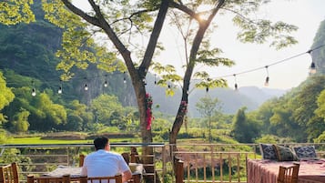 Dobbeltrom – familie, fjellutsikt | Utendørsservering