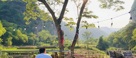 Quarto casal família, vista para a montanha | Opções para refeição ao ar livre