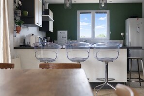 Fridge, microwave, oven, dishwasher - 3-bedroom house with garden + independent studio – sleeps 8 (Les Sables-d´Olonne)
