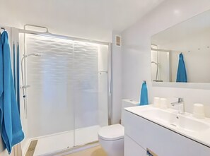Bathroom - Seafront Apartment in Cala Millor – Mallorca (Cala Millor)